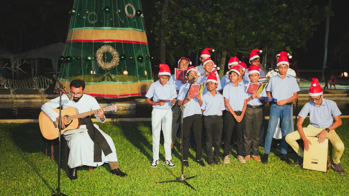 கிறிஸ்மஸ் மரத்தை ஒளிரச் செய்து  ‘Tropical Christmas’ கொண்டாட்டத்தை ஆரம்பித்த Pegasus Reef ஹோட்டல்